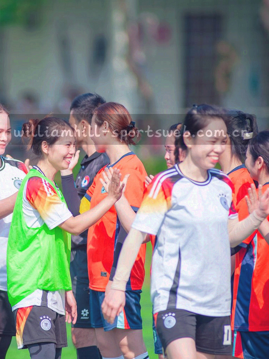 手机屏幕上的联系入口界面，邮箱与电话卡片纵向排布