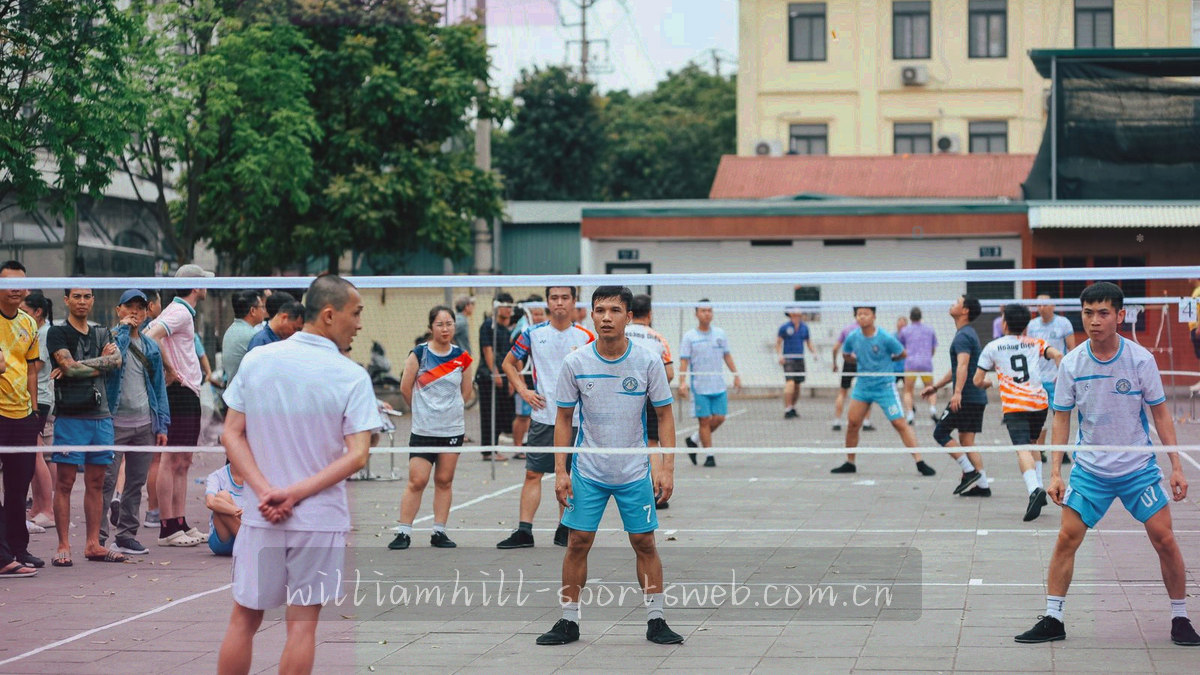 深绿色背景上的数据脉冲线条与多层卡片叠压效果